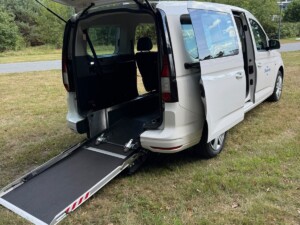 Rolstoeltaxi van Taxi Souverijn met uitgeklapte oprijplaat