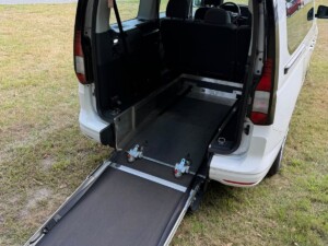 Interieur van rolstoeltaxi met vastzetsysteem voor de rolstoel.